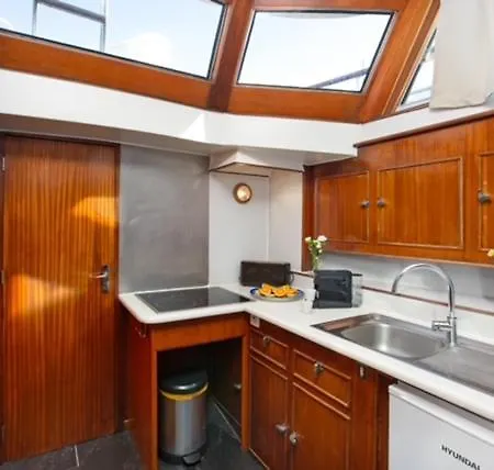 Charming Boat In Barcelona - Perfect Getaway Botel