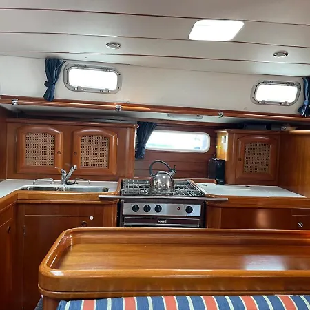 Beautiful And Comfortable Sailboat With Secure Parking Available * Barcelona