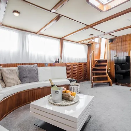 Botel Spacious Yacht Center 5