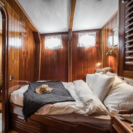 Spacious Yacht Center 5 *