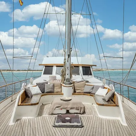 Botel Spacious Yacht Center 5