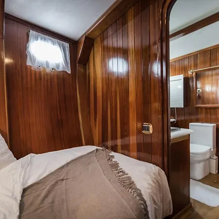 Spacious Yacht Center 5 *