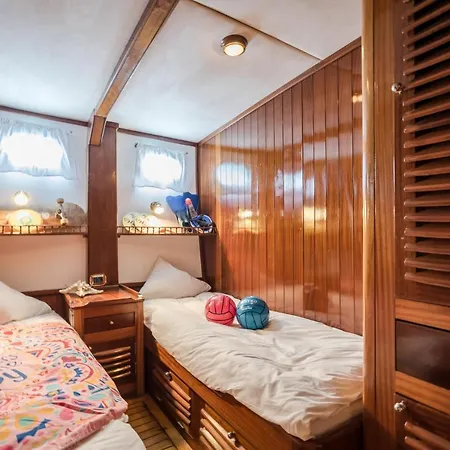 Spacious Yacht Center 5 Botel