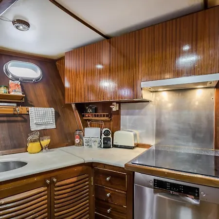 Spacious Yacht Center 5 *