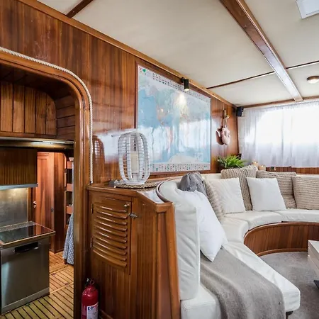 Botel Spacious Yacht Center 5