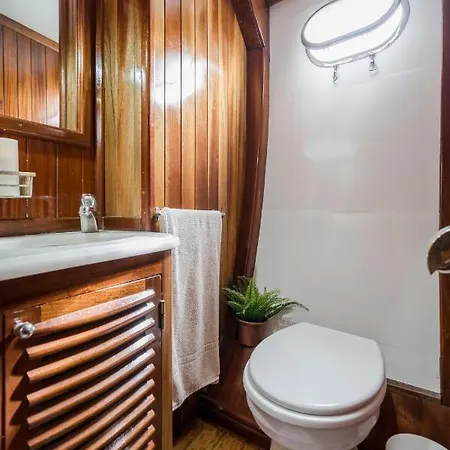 Spacious Yacht Center 5 *