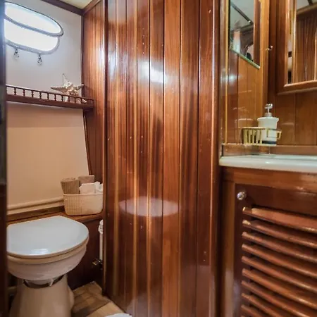 Botel Spacious Yacht Center 5 *