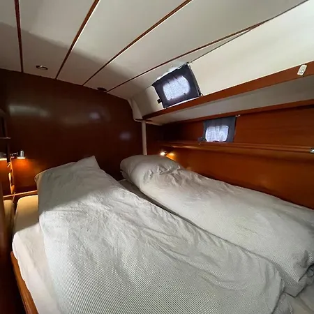 Beautiful And Comfortable Sailboat With Secure Parking Available Botel Barcelona