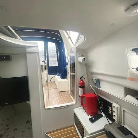 Botel El Barco De Las Fiestas *