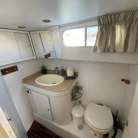 Hotel en barco - Divali - Duerme En Un Confortable Yate En Barcelona