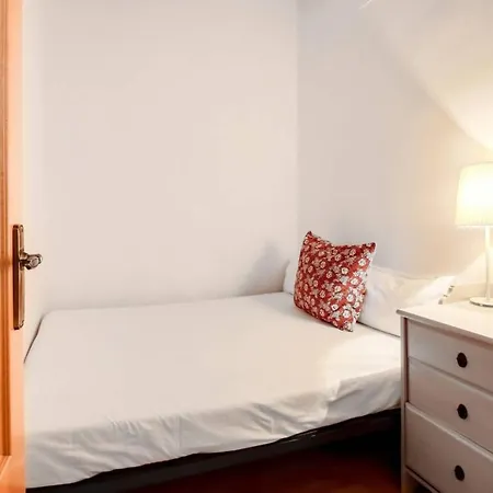 Apartamento Modern 2 Bedroom In Poble Sec 7 Minutes To Metro Barcelona