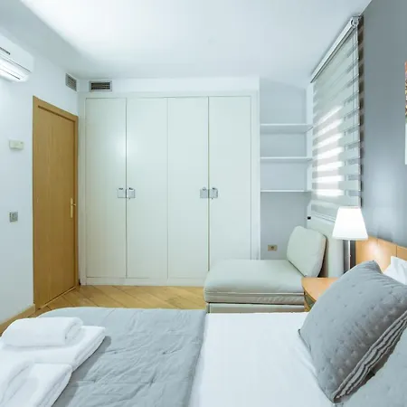 Two Bedroom Townhouse Within 10min Walk From Beach Appartamento Barcellona
