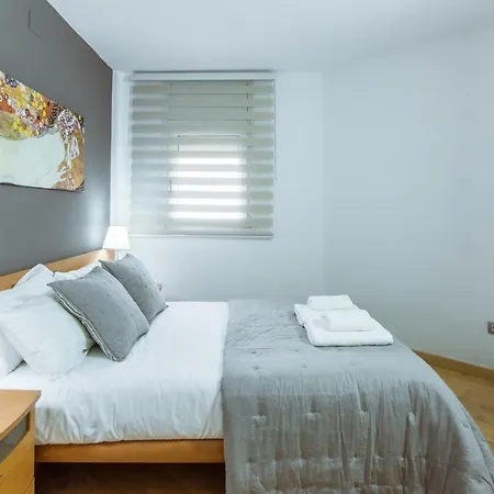 Two Bedroom Townhouse Within 10min Walk From Beach