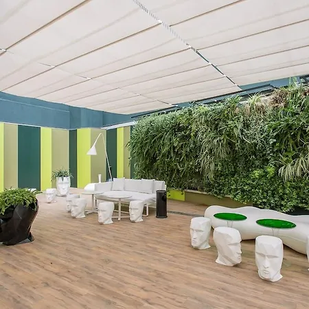 Mate Pau, Hotel Barcelona