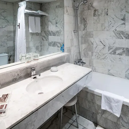Отель Catalonia Albeniz 3*