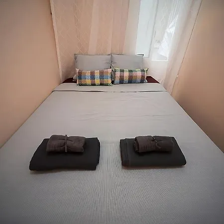 Traditional In Eixample Hostel
