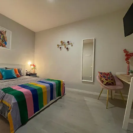 By Plaza Universidad Hostel *
