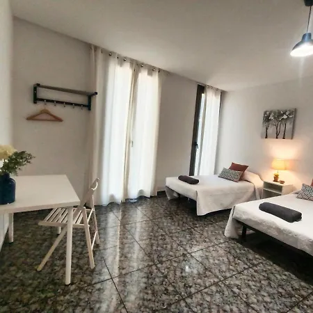 By Plaza Urquinaona Hostal