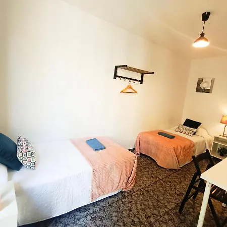 By Plaza Urquinaona Hostal