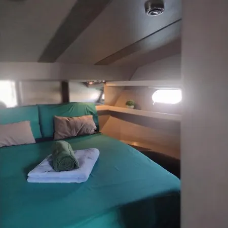 Yach Boat Botel *