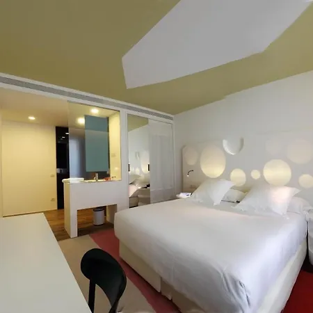 Mate Pau, Hotel
