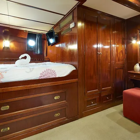 Southern Cross Botel Barcelona