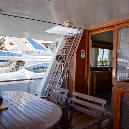 Boat Aloha Botel
