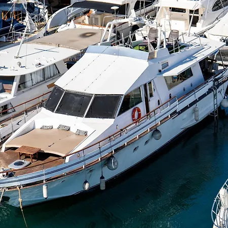Boat Aloha Botel *