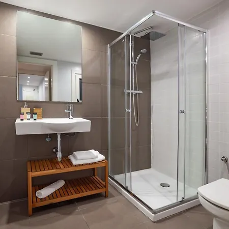 Modern And Bright 4bd Triplex In Paralel! Holiday home *