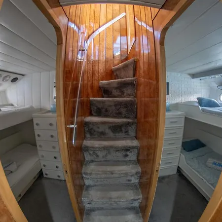 Boat Aloha Botel Sant Adria de Besos