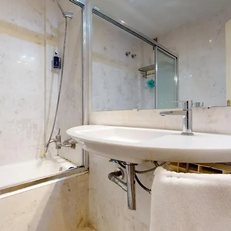 Modern And Bright Three-bedroom In Eixample *