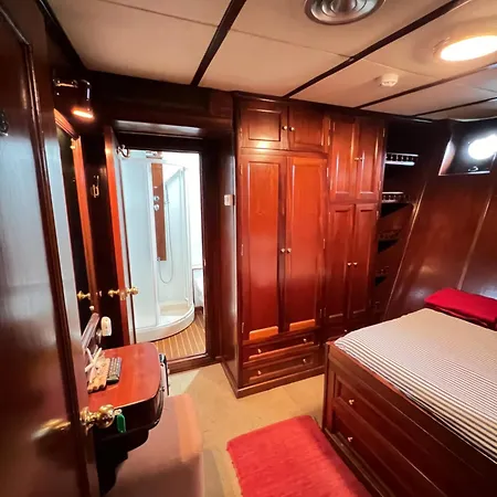 Southern Cross Botel *