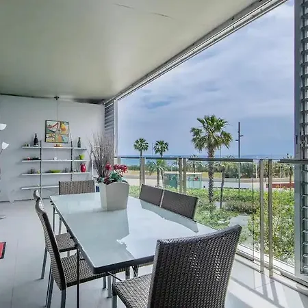 Unique Rentals-seafront Luxe Apartment *