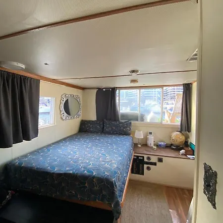 Botel Floating White House *