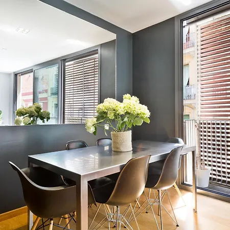 My Space Emirates - Bright In Gracia With Shared Pool Lägenhet