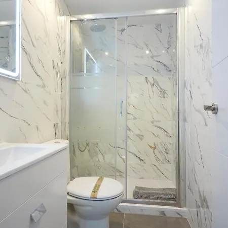Three Bedroom Two Bathroom Close To Beach * Barcelona