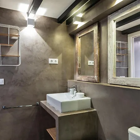 Beautiful Renovated Loft Minutes From The Lägenhet *