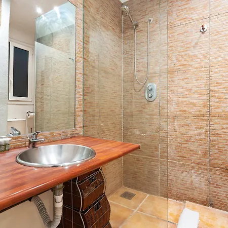 Eixample Ac, Sunlit Balcony & Prime Location Apartment Barcelona
