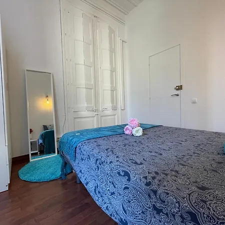 Hostel In Heart Of Gothic Barcelona