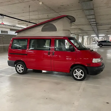 Camper Car In Underground Parking Bateau-hôtel