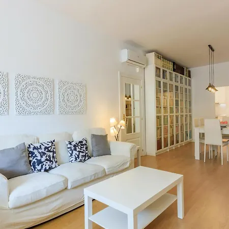 Aparteasy - Private Terrace, 3 Bedrooms, Eixample Barcelona