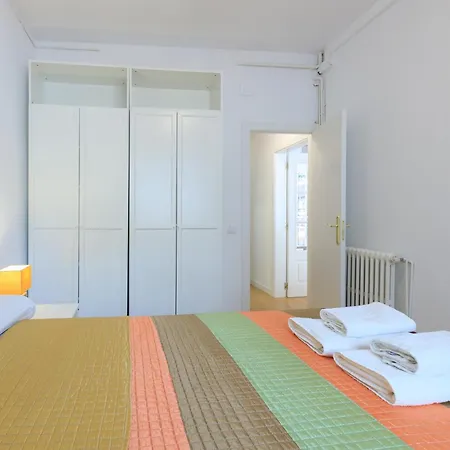 Aparteasy - Private Terrace, 3 Bedrooms, Eixample