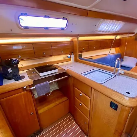 - Wind - Comodo Velero En Botel
