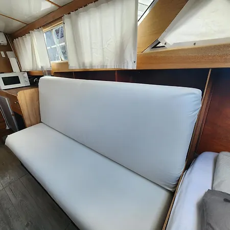 Floating In The Sea Hotel en barco