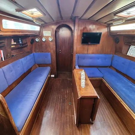 Over The Sea Hotel en barco