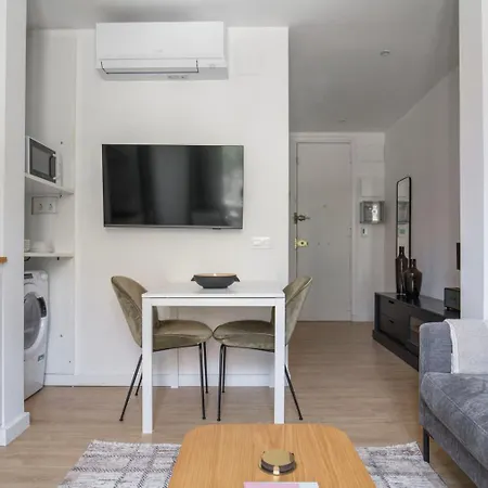 Blueground Sagrada Familia Stylish Furniture Bcn-138 Apartment