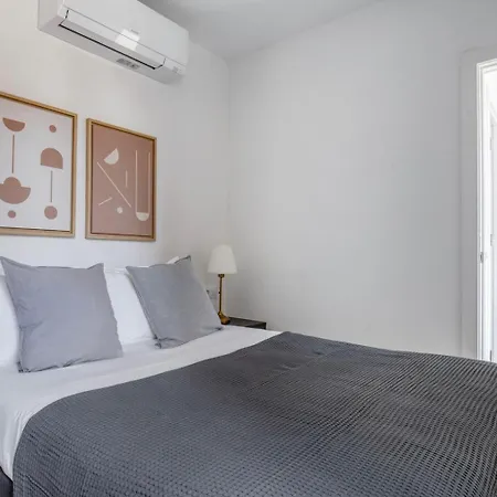 Blueground Sagrada Familia Stylish Furniture Bcn-138 Apartment *