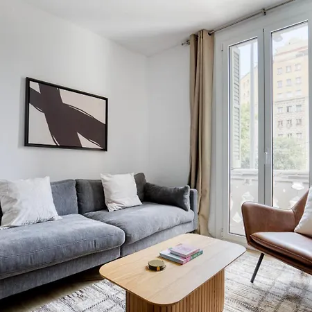 Blueground Sagrada Familia Stylish Furniture Bcn-138 * Barcelona