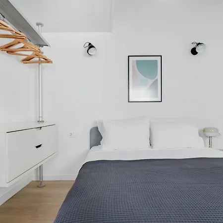 Blueground Galvany Furnished Penthouse Bcn-135 * Barcelona