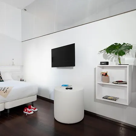 Отель Chic & Basic Born Boutique 3*